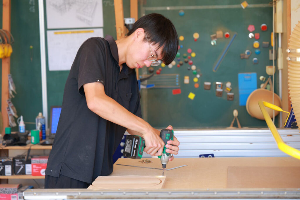山の上の木工職人、田中大也さんが作業をしている様子