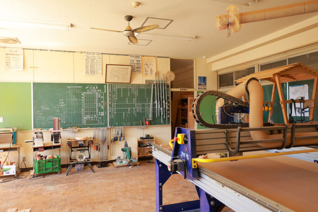 山の上の木工職人、田中大也さんの作業場